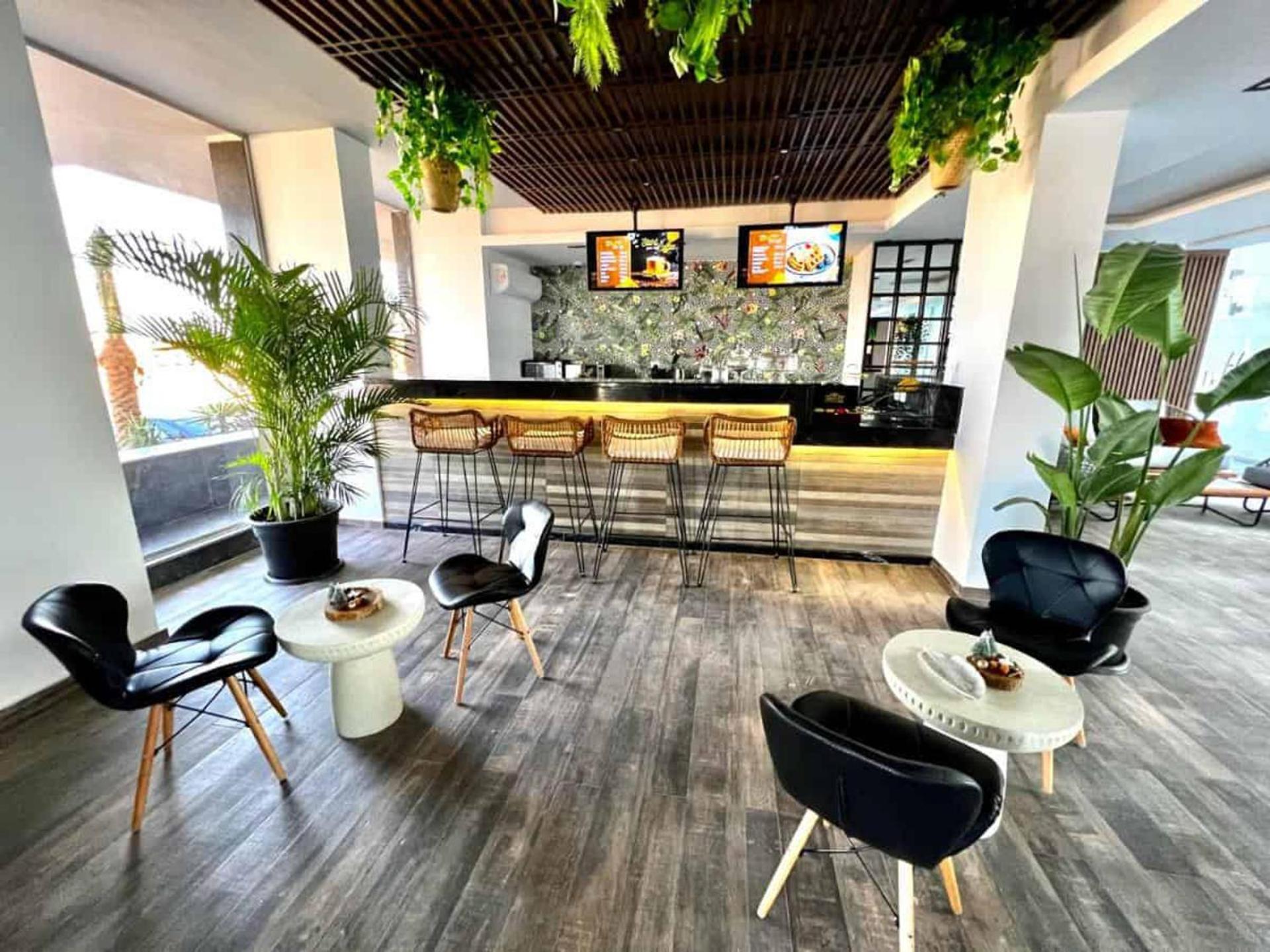 Studio Sleeps 2 with Balcony Pool & Parking