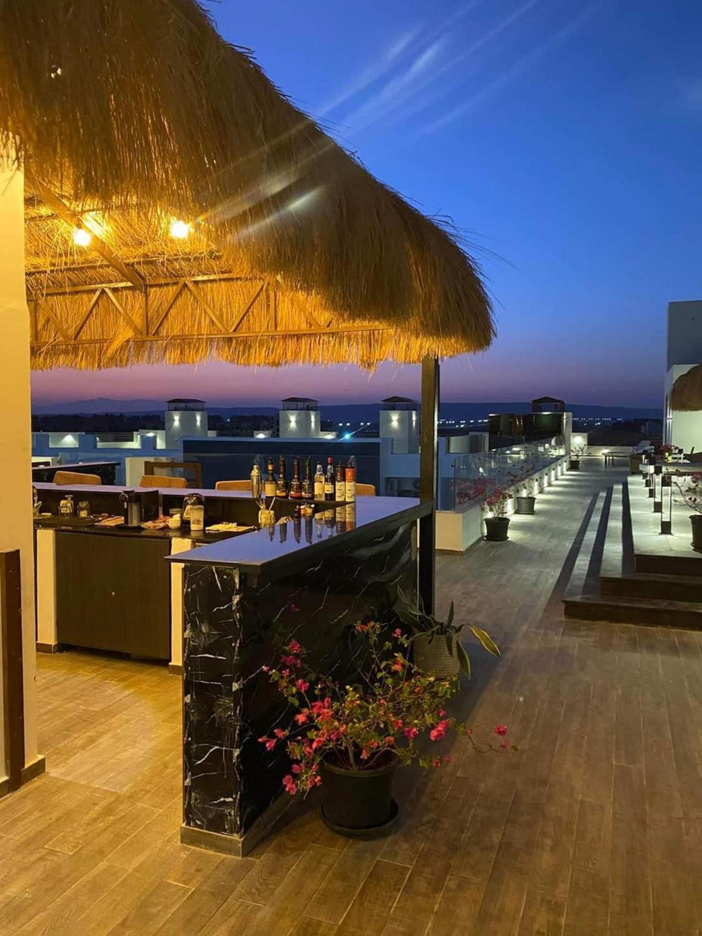 Studio Sleeps 2 with Balcony Pool & Parking
