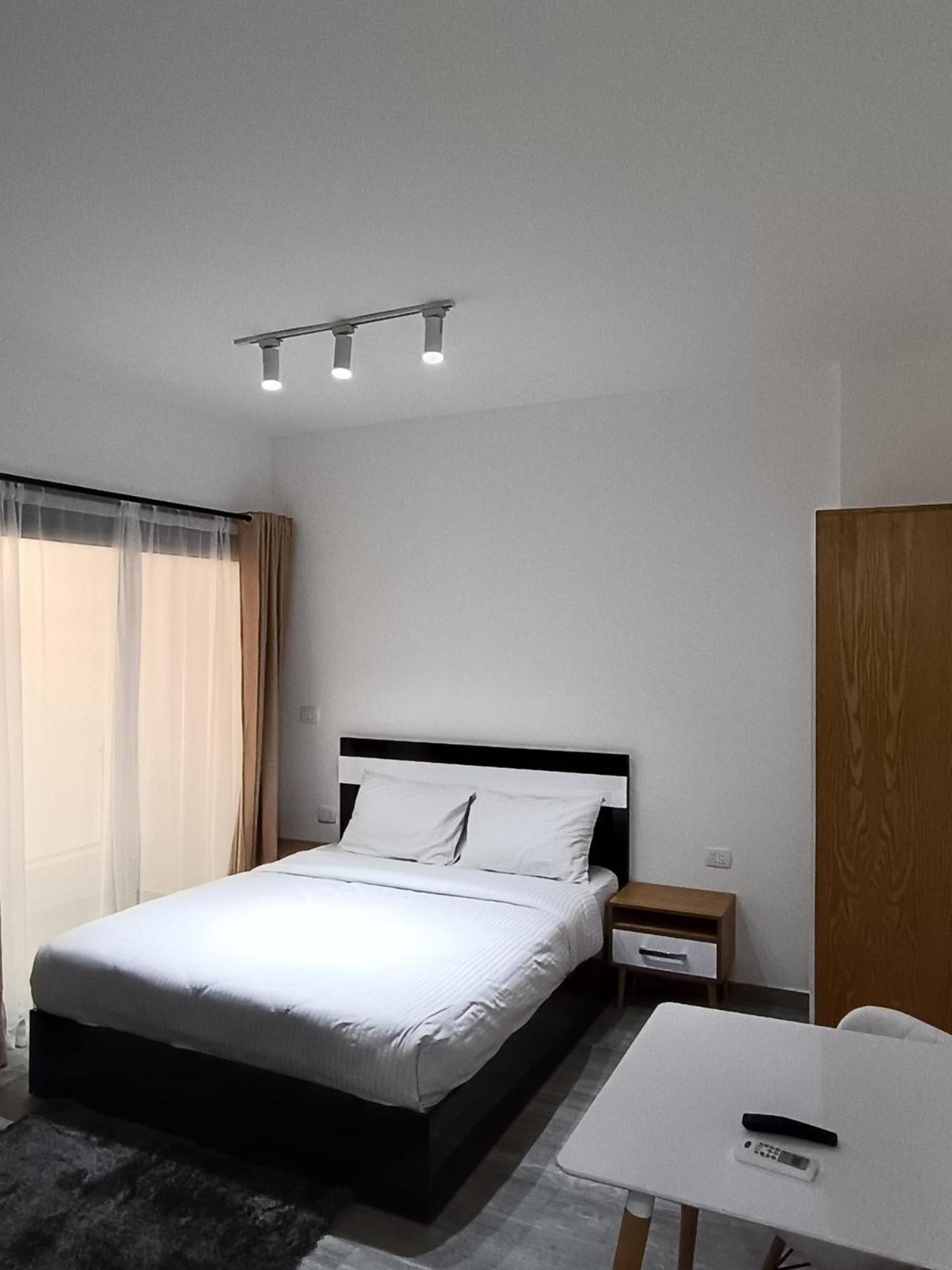 Studio Sleeps 2 with Balcony Pool & Parking