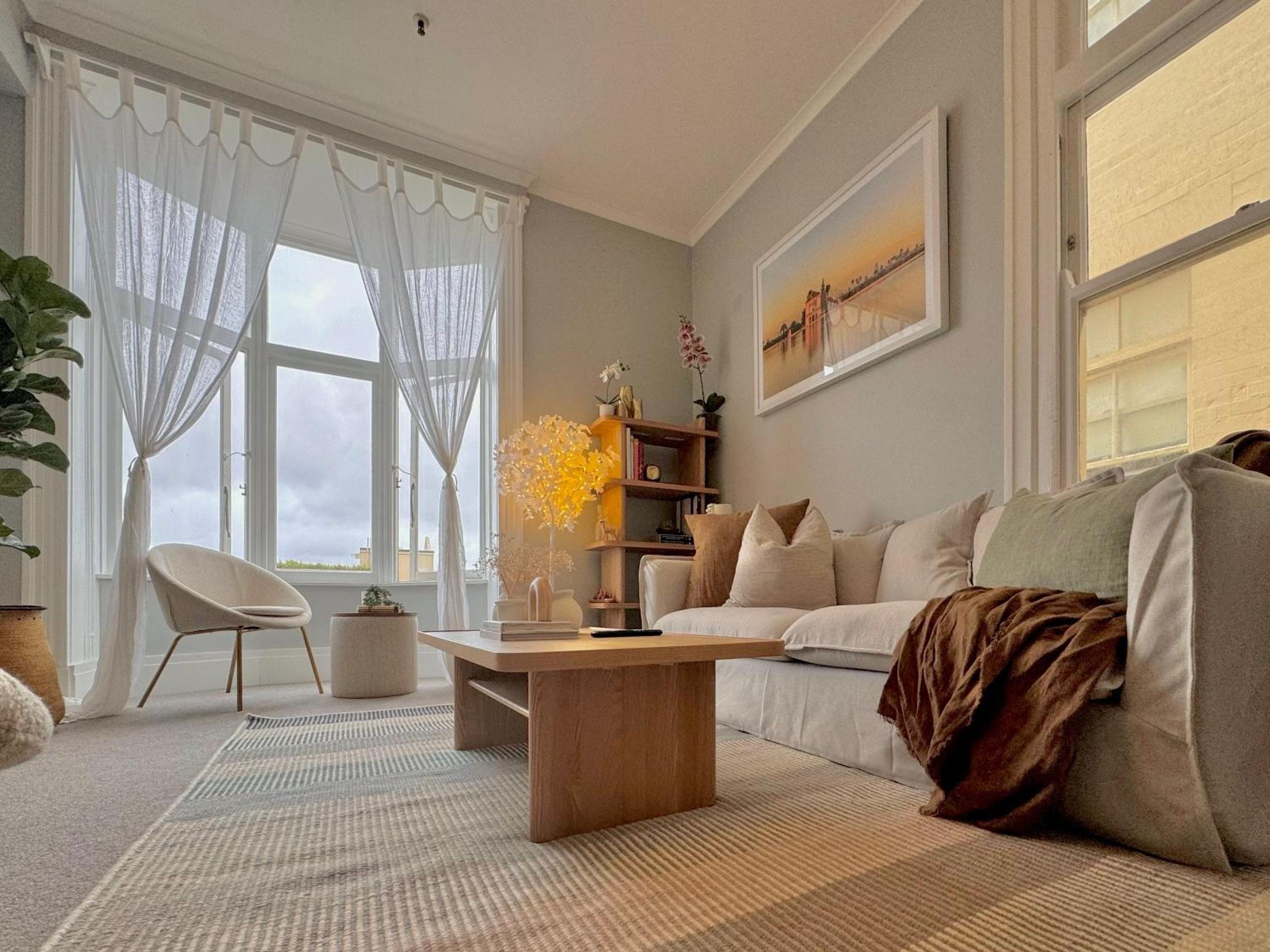 Sunny, Cozy, Central City 2BR Apartment - Free Parking 