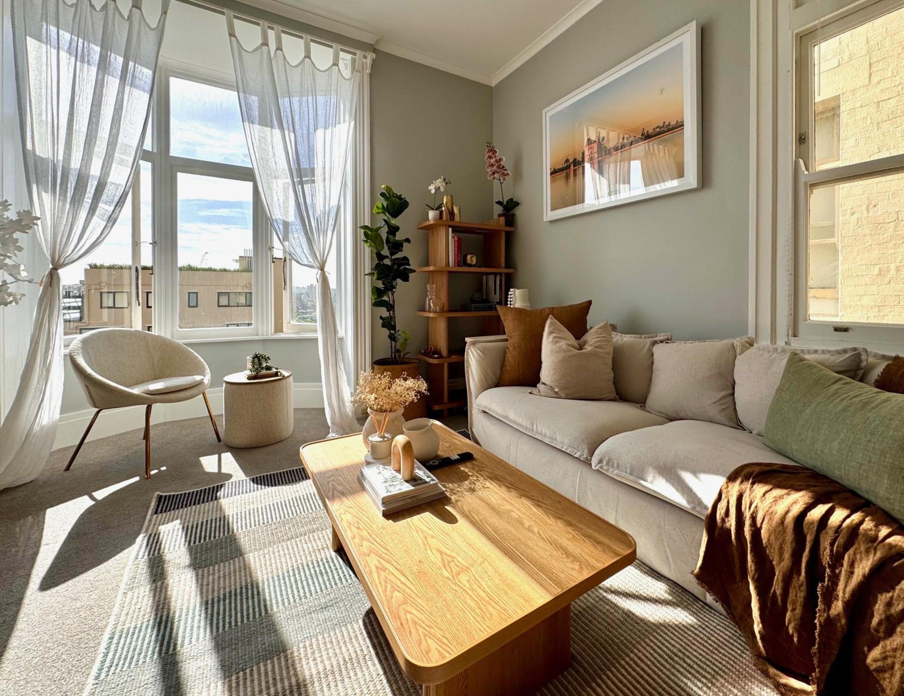 Sunny, Cozy, Central City 2BR Apartment - Free Parking 