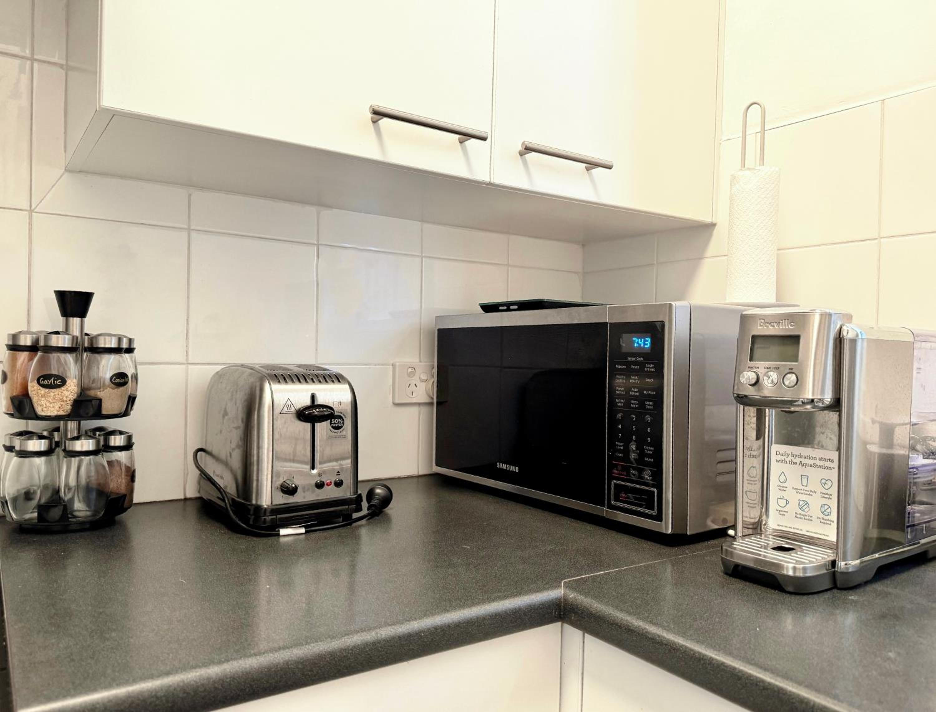 Sunny, Cozy, Central City 2BR Apartment - Free Parking 