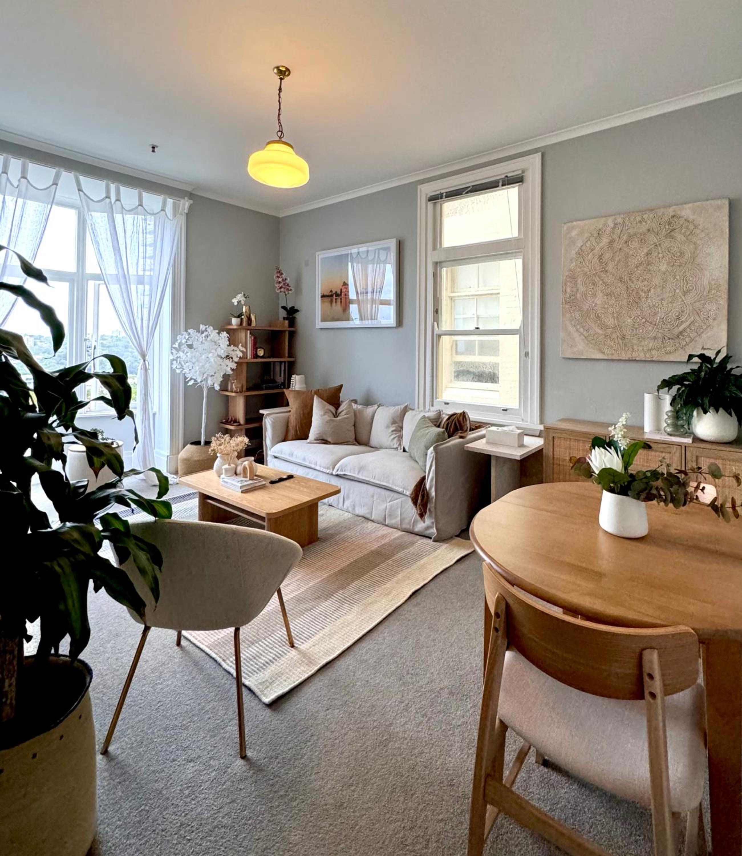 Sunny, Cozy, Central City 2BR Apartment - Free Parking 
