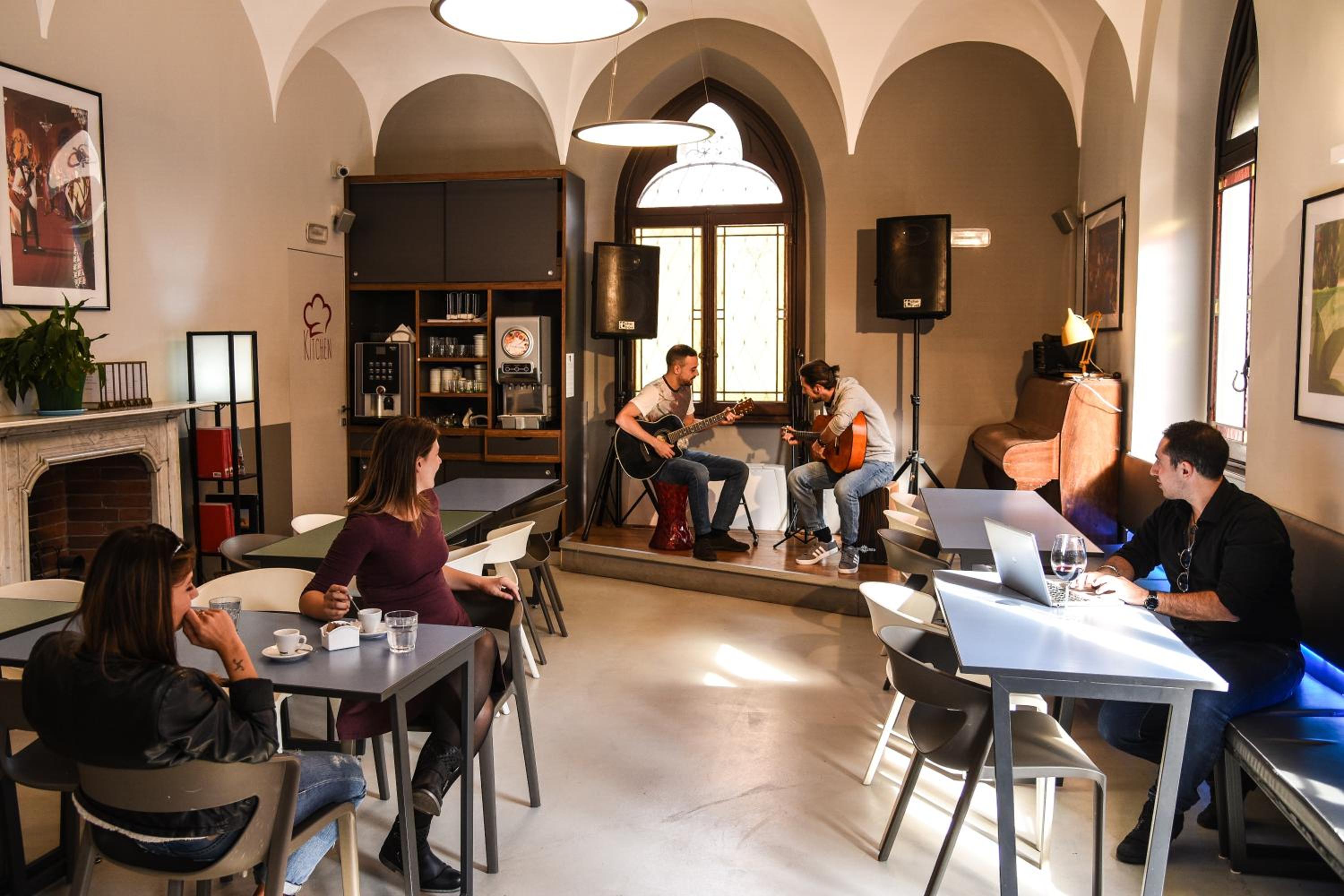 Babila Hostel & Bistrot