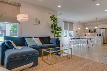 Stylish East Nash Retreat, Walk to Local Favorites, Sleep 10 with Smart TVs, Workspace & Fast WiFi, Attached Garage & Full Kitchen, Walk to Mas Tacos, Driv view 2