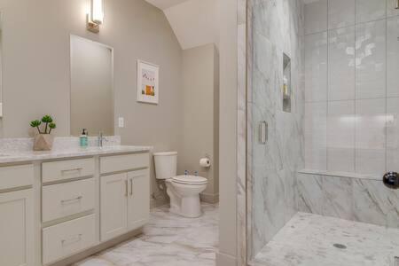 Stylish East Nash Retreat, Walk to Local Favorites, Sleep 10 with Smart TVs, Workspace & Fast WiFi, Attached Garage & Full Kitchen, Walk to Mas Tacos, Driv view 4
