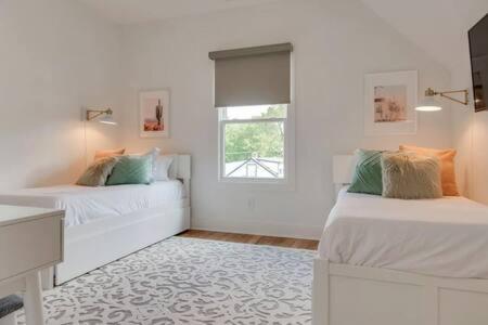 Stylish East Nash Retreat, Walk to Local Favorites, Sleep 10 with Smart TVs, Workspace & Fast WiFi, Attached Garage & Full Kitchen, Walk to Mas Tacos, Driv view 5