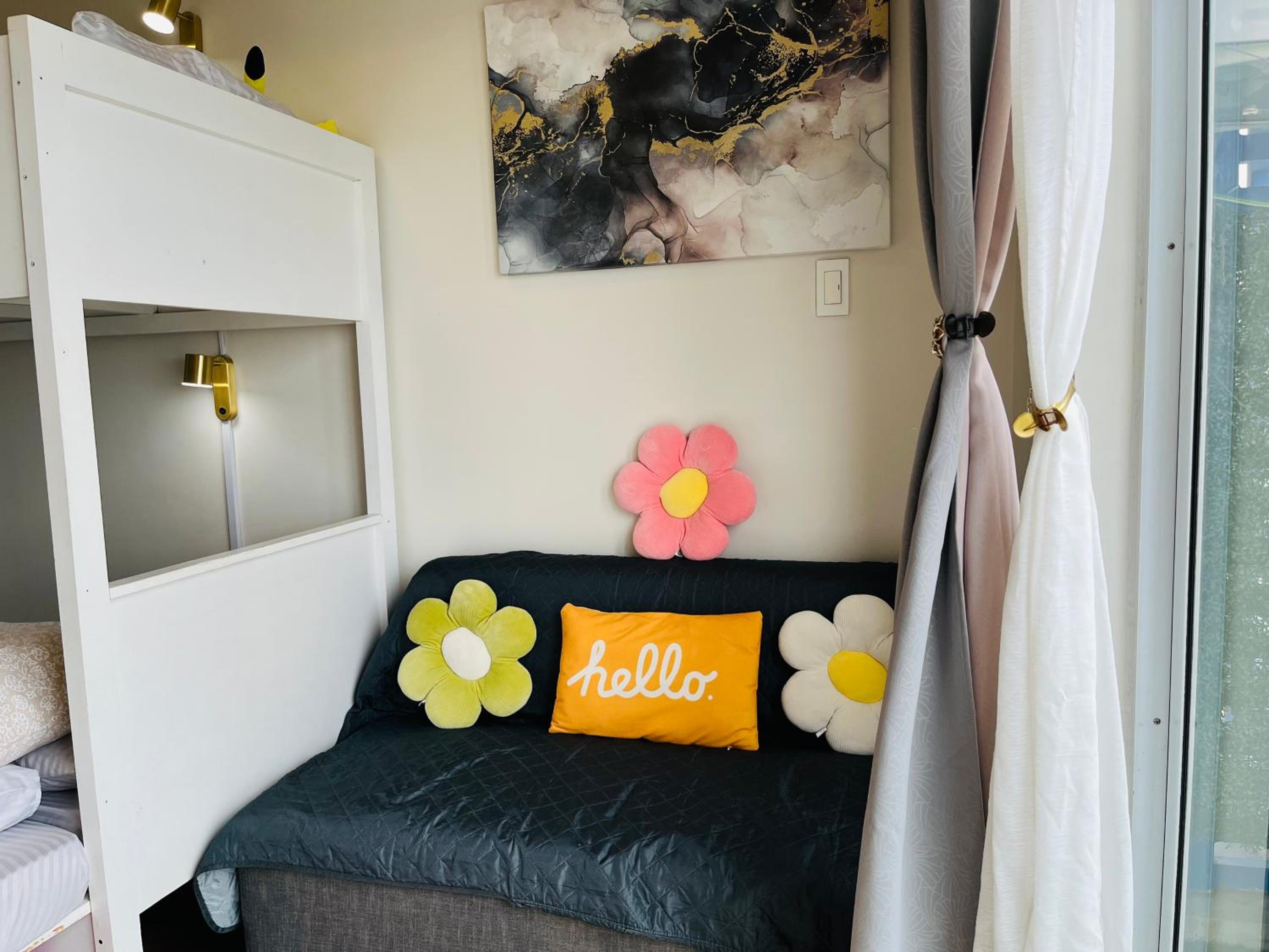 Bright Studio Sleeps 3 with Parking and City view view 3