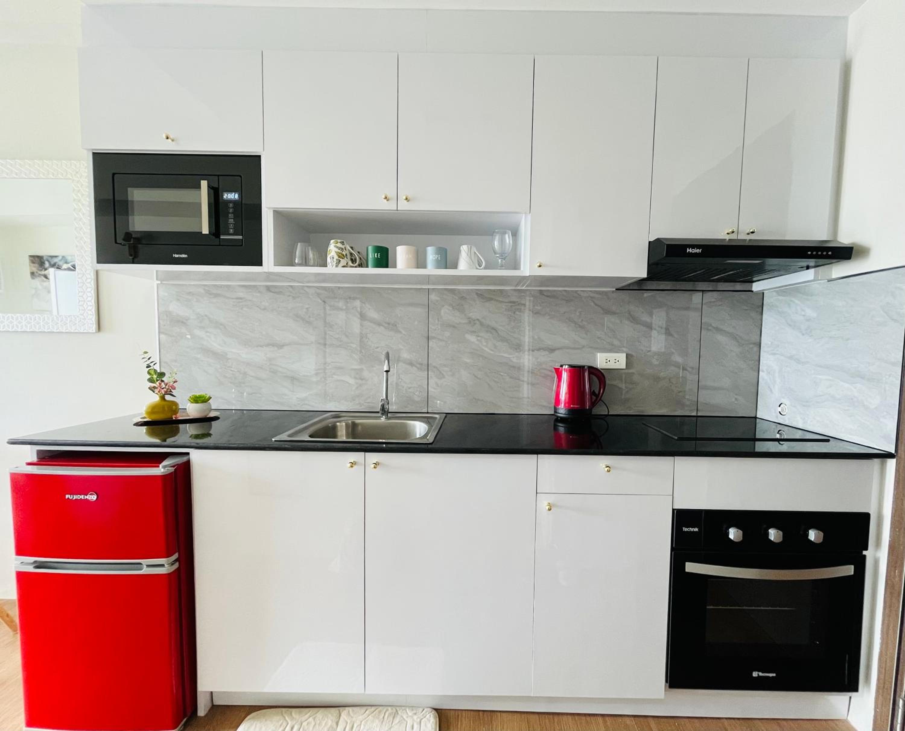 Bright Studio Sleeps 3 with Parking and City view view 5