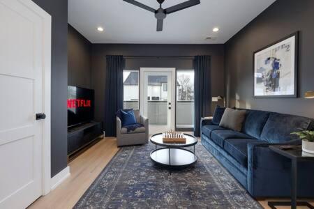 Stylish 4 Bed, Skyline Views from Rooftop, Garage , Gourmet Kitchen, Cozy Living Space, Dedicated Parking, Near Distilleries, Marathon Village & Nightlife, view 4