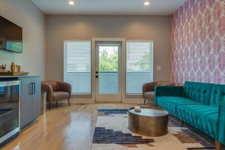 Stylish 4Bed Retreat with Rooftop, Garage, Peloton, Sleeps 12, Fire Table, Gourmet Kitchen, Cozy Living Space, Dedicated Parking, Near Distilleries, Marath view 2