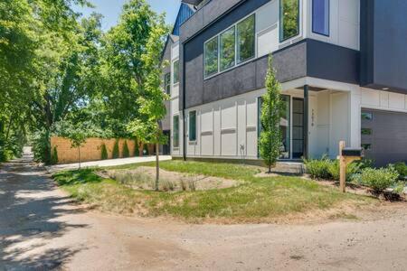 Stylish 4Bed Retreat with Rooftop, Garage, Peloton, Sleeps 12, Fire Table, Gourmet Kitchen, Cozy Living Space, Dedicated Parking, Near Distilleries, Marath view 3
