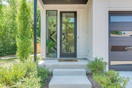 Stylish 4Bed Retreat with Rooftop, Garage, Peloton, Sleeps 12, Fire Table, Gourmet Kitchen, Cozy Living Space, Dedicated Parking, Near Distilleries, Marath view 4