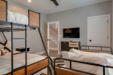 Stylish 4Bed Retreat with Rooftop, Garage, Peloton, Sleeps 12, Fire Table, Gourmet Kitchen, Cozy Living Space, Dedicated Parking, Near Distilleries, Marath view 5
