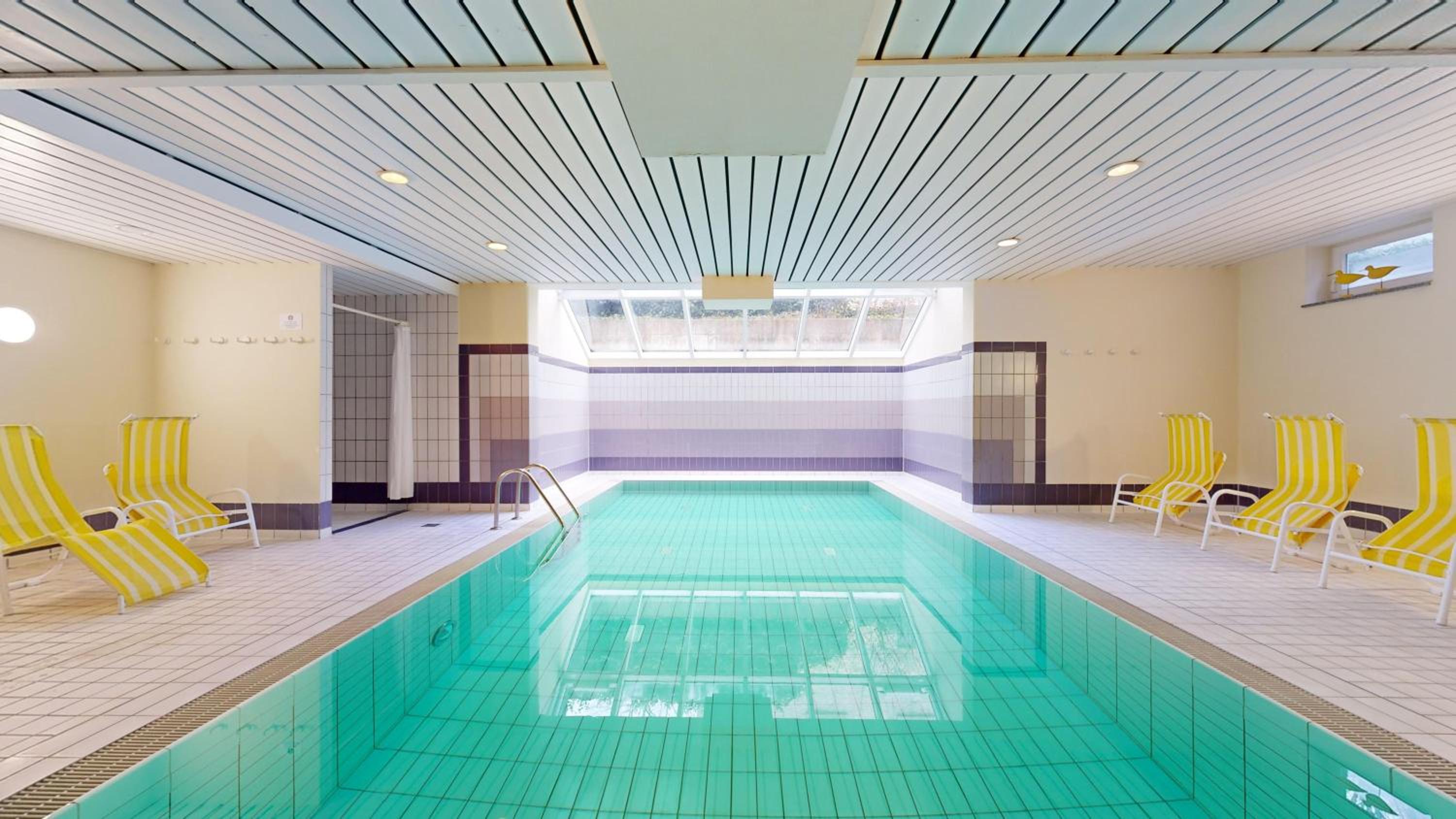 strandnahe FeWo mit Schwimmbad im Haus, a cappella 63, Binz