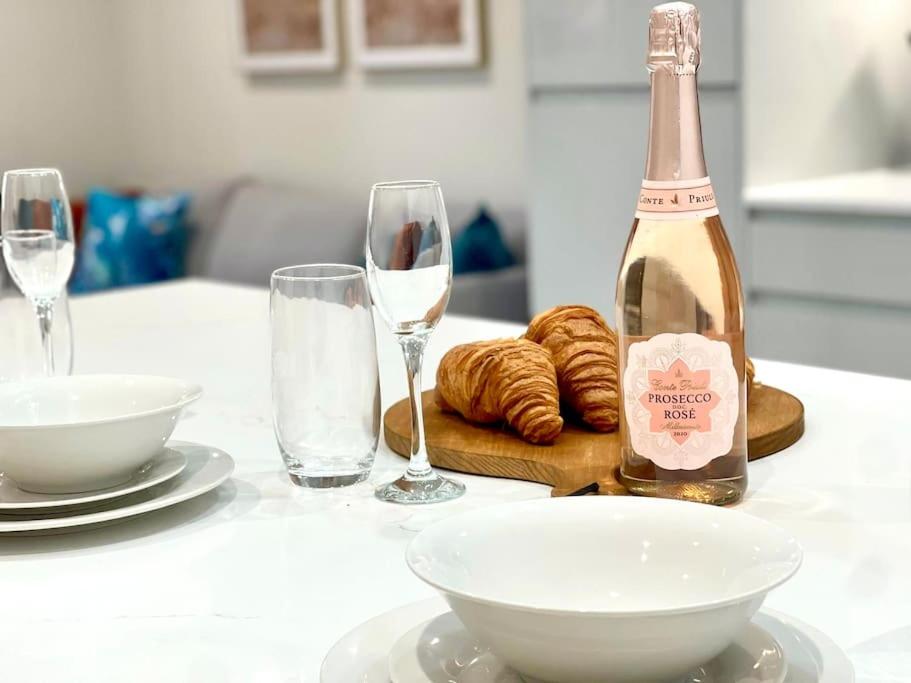 Hotel Stylish Urban Escape Cardiff Bay Free Parking - Image 1