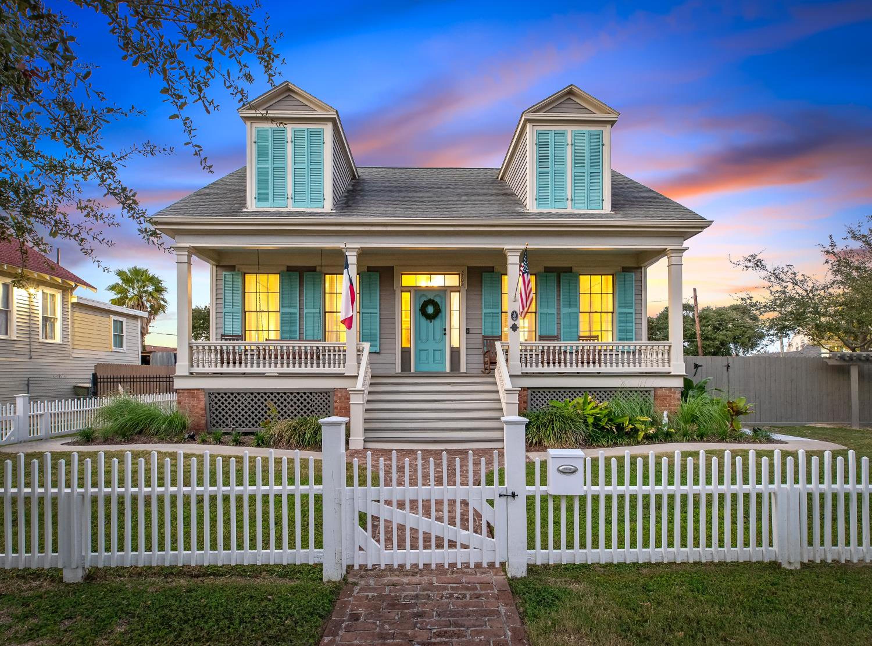 Historic 1871 Coastal Breeze with Heated Pool - Restoring Galveston