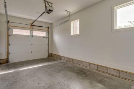 Chic Retreat, Garage, Rooftop, Walk To Restaurants, 5 Mins to Nissan Stadium, Less than 10 Mins to Broadway, Great for Groups and Families, Located in Desi view 4
