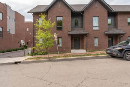Chic Retreat, Garage, Rooftop, Walk To Restaurants, 5 Mins to Nissan Stadium, Less than 10 Mins to Broadway, Great for Groups and Families, Located in Desi view 5
