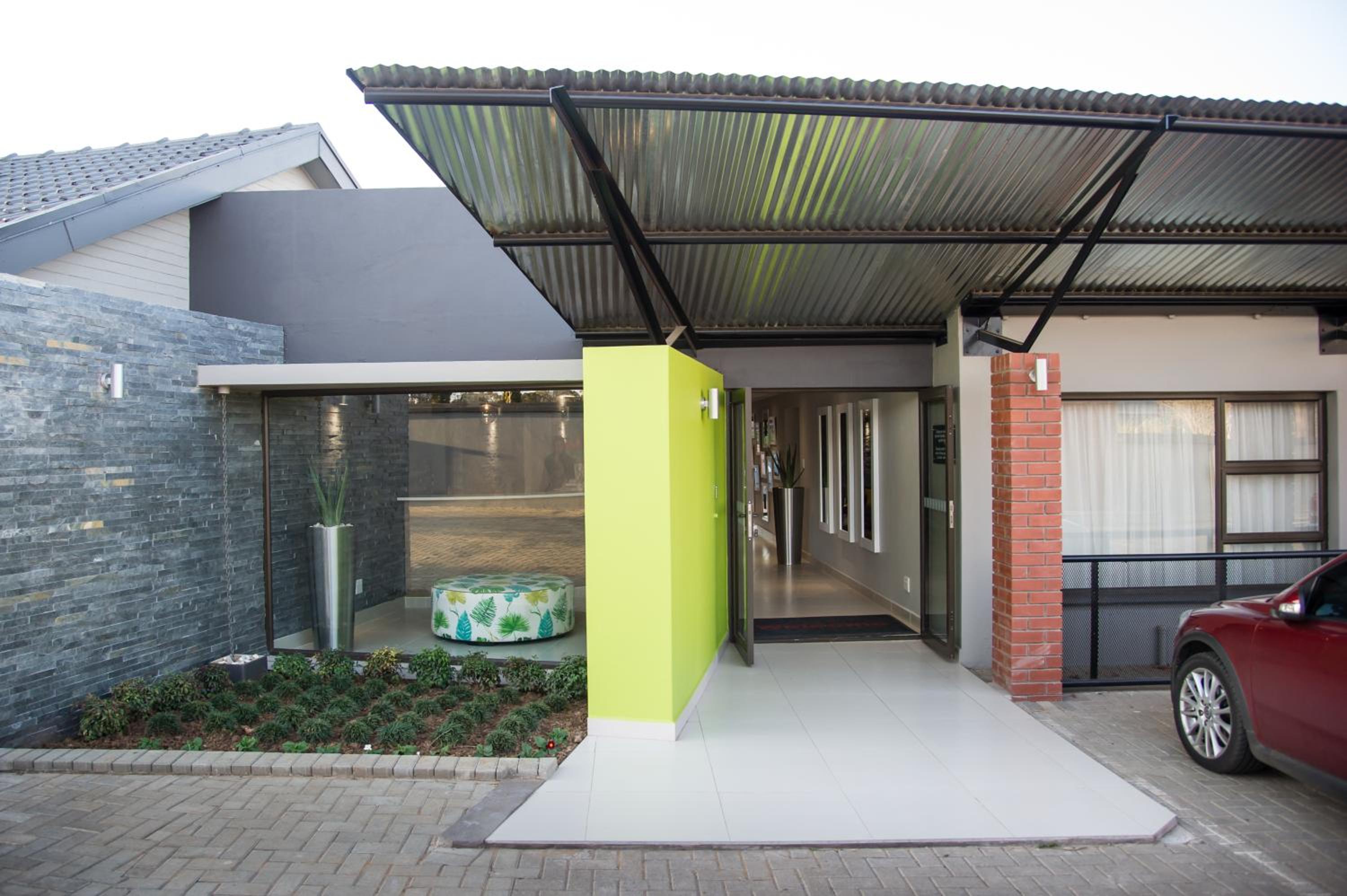 Hotel Palm Lodge Guest House - Image 1