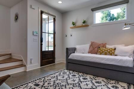 East Nash Homey Retreat for 32 guests! view 4