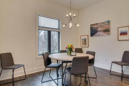 6 BR Gulch Homes, Garages, Rooftops, Walk to Gulch 10 Mins to Broadway, 24 Hour Hospitality Team, Perfect for Groups view 4