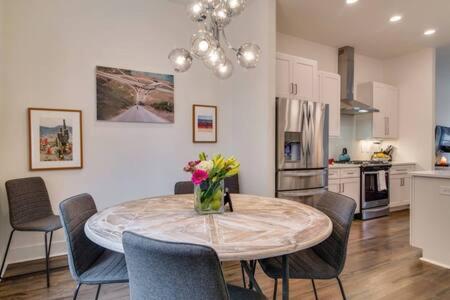 6 BR Gulch Homes, Garages, Rooftops, Walk to Gulch 10 Mins to Broadway, 24 Hour Hospitality Team, Perfect for Groups view 5