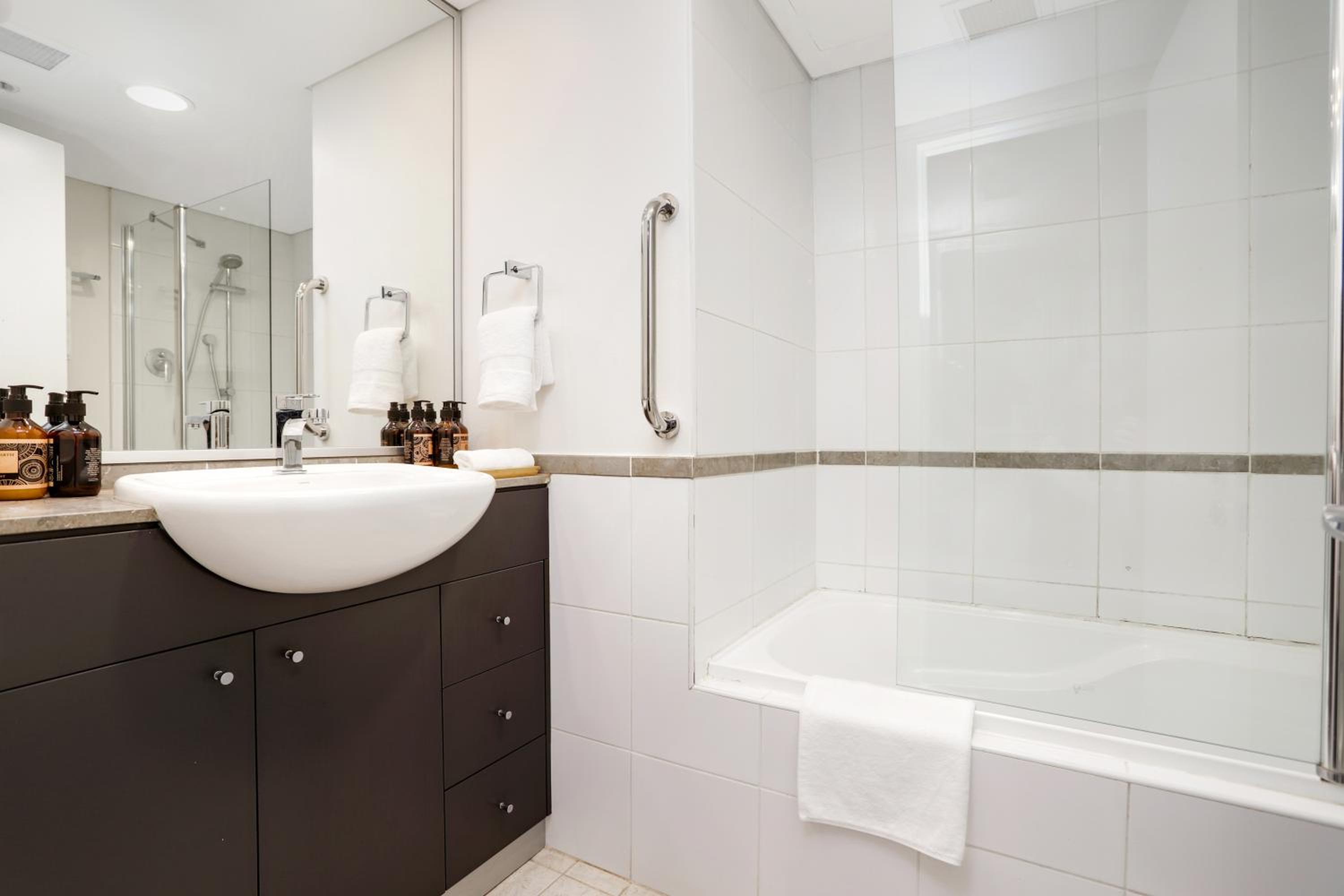 LuxLiving Sydney CBD 2 BEDs Luxury Modern Apartment