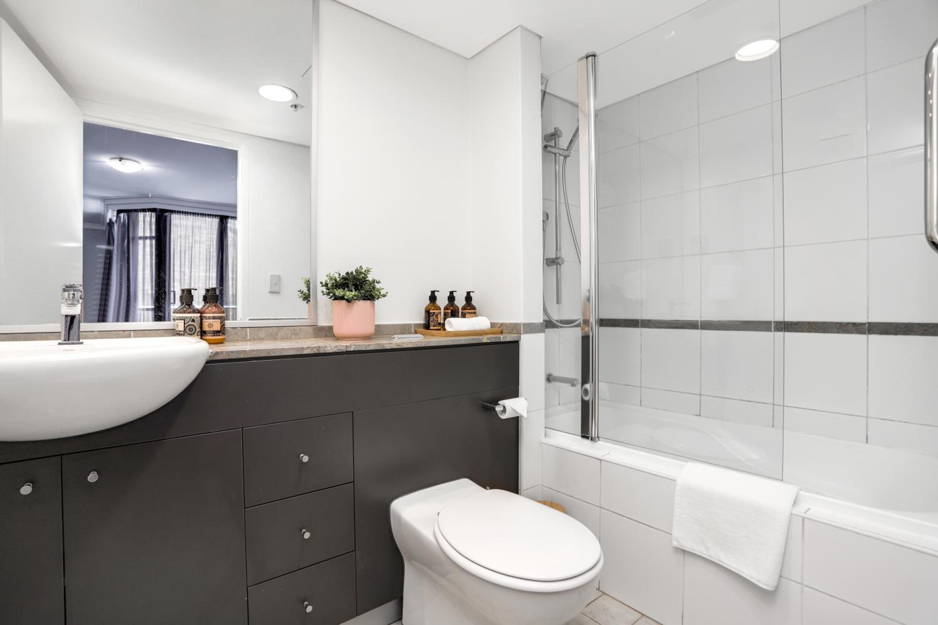 LuxLiving Sydney CBD 2 BEDs Luxury Modern Apartment