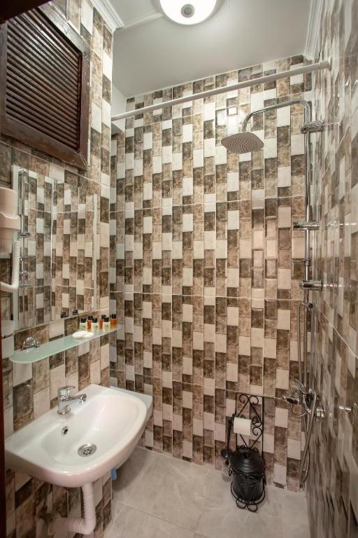 April Hotel - Image 81