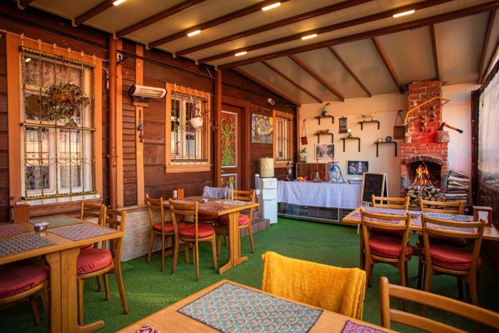 April Hotel - Image 12