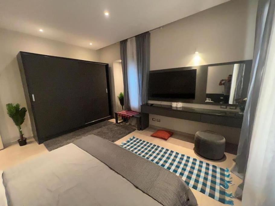 Luxury 1BR with Garden