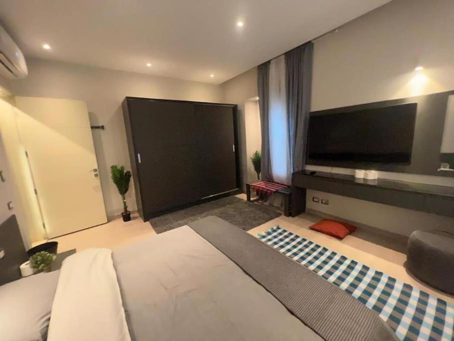 Luxury 1BR with Garden