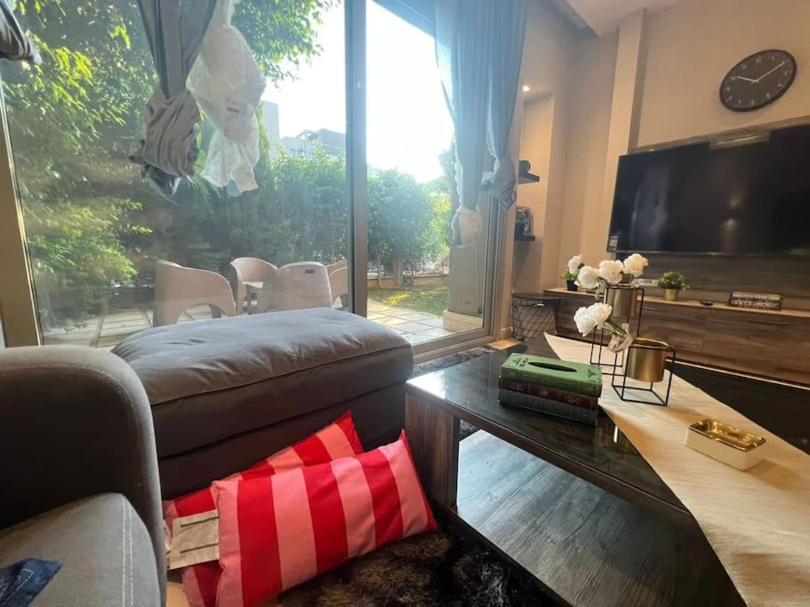 Luxury 1BR with Garden