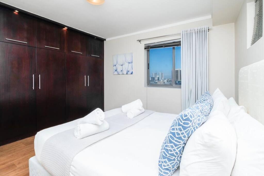 Stylish 2 Bedroom Residence in the City Centre view 3
