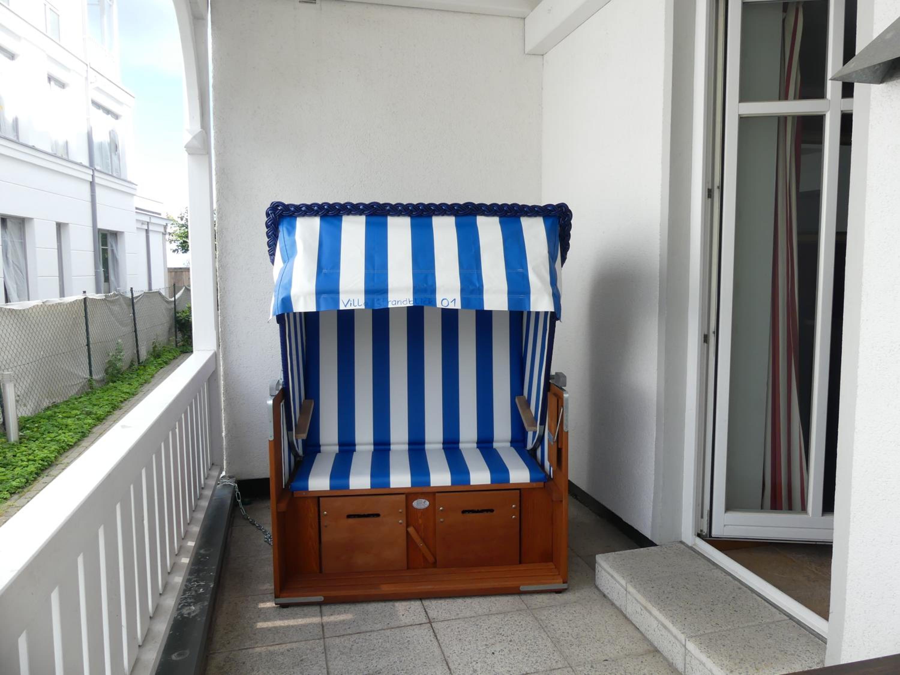 Villa Strandblick in Binz, FeWo direkt am Strand mit Balkon und seitlichem Meerblick