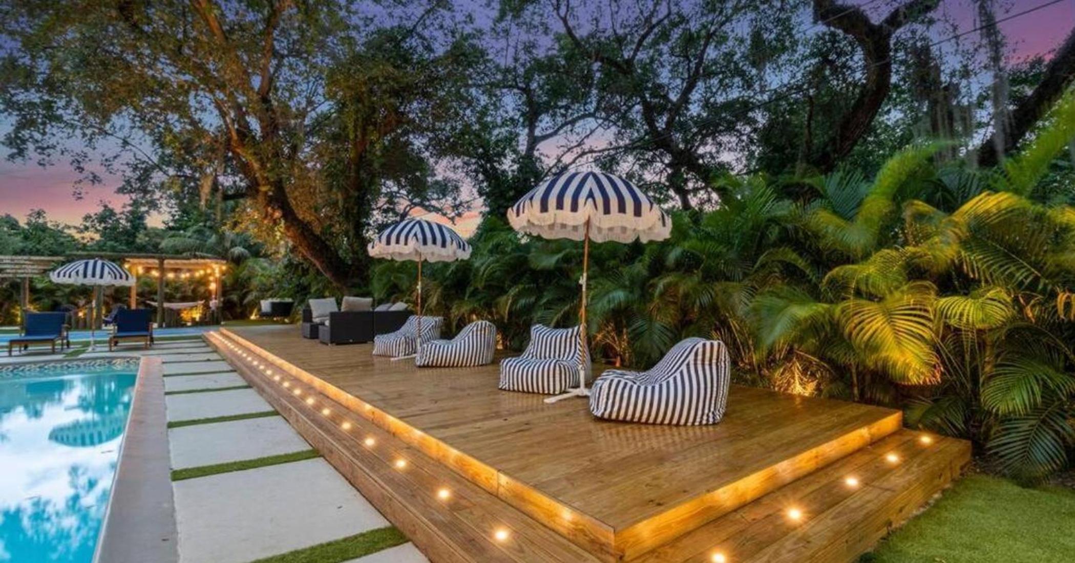 Entertaining Villa Fun Games Mini Golf Grill
