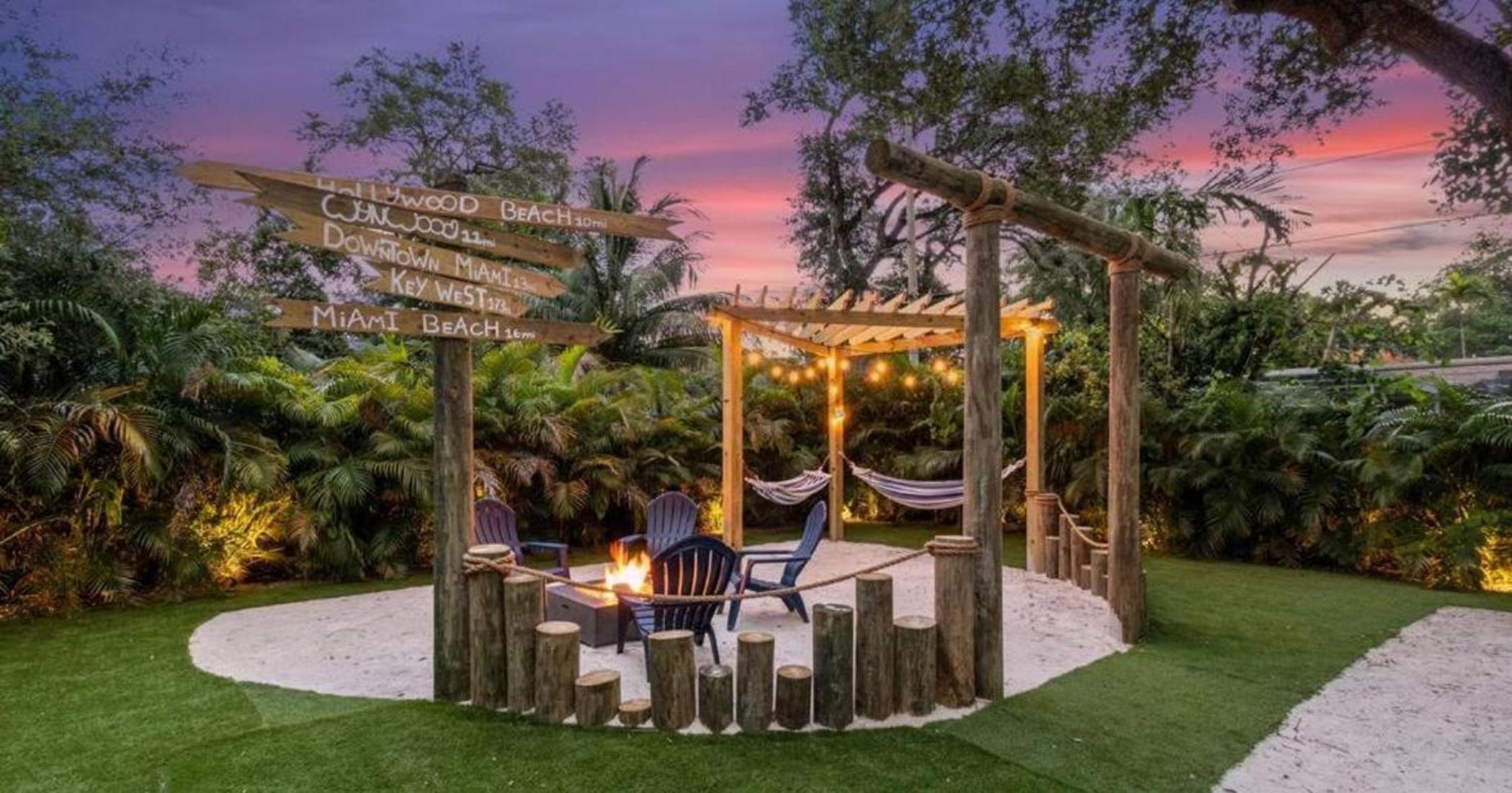 Entertaining Villa Fun Games Mini Golf Grill