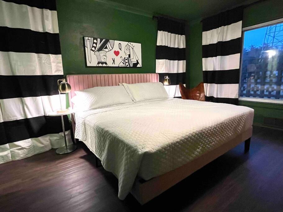 Chic 50s Time Capsule Downtown/OU Med/OK Capitol view 4