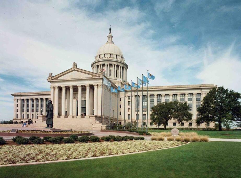 Chic 50s Time Capsule Downtown/OU Med/OK Capitol view 5