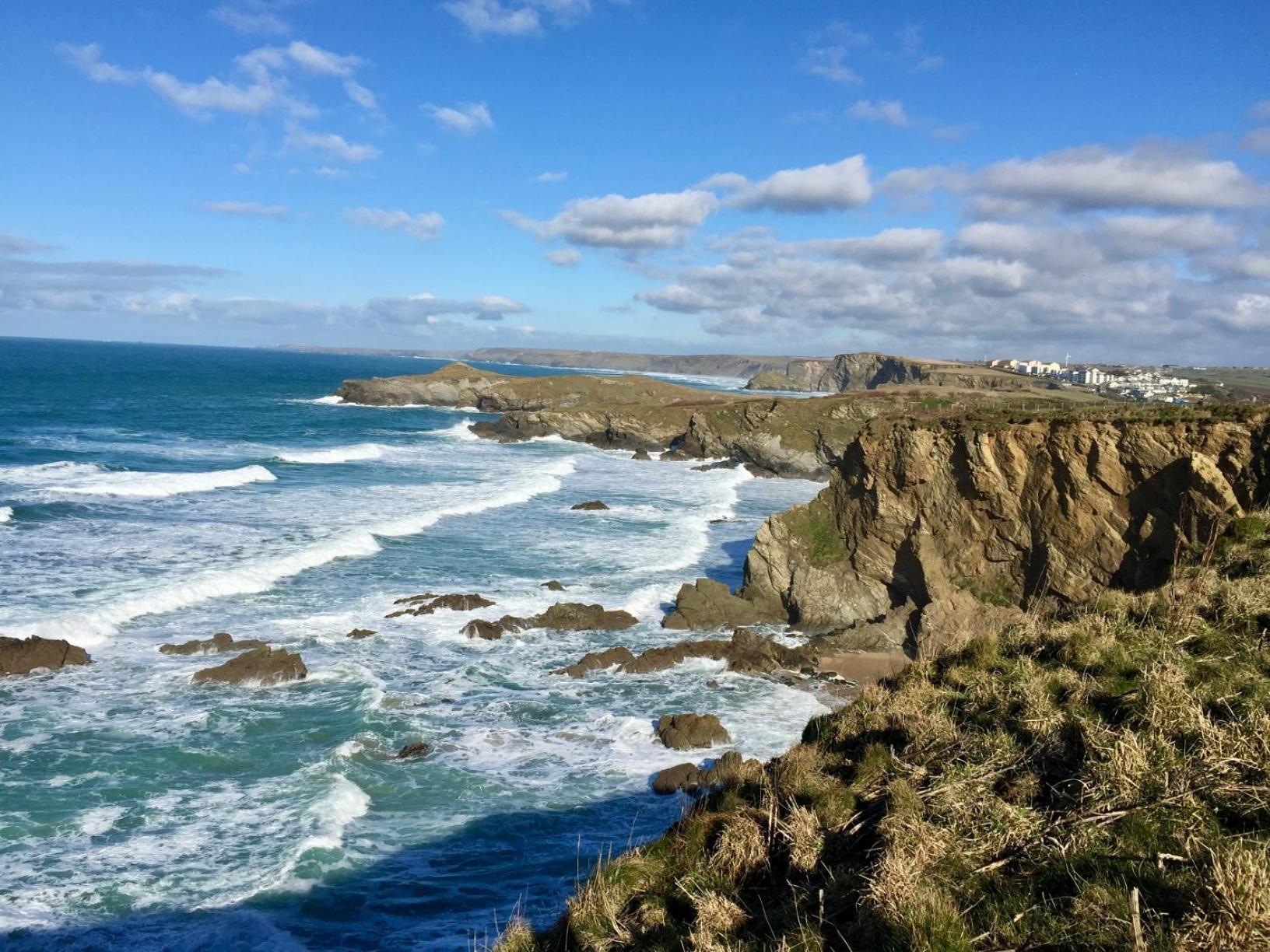 Panoramic Sea-View Family Appartment , Free Parking, Sleeps 6 , Walk to Beach, Station, & Town view 2