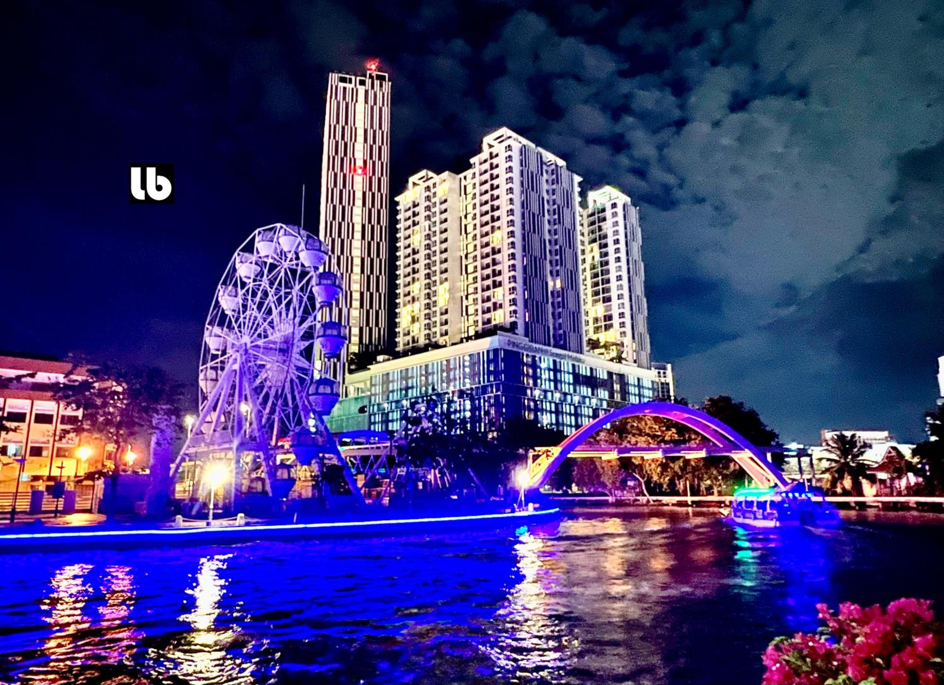 Hotel The Shore Melaka - Image 1