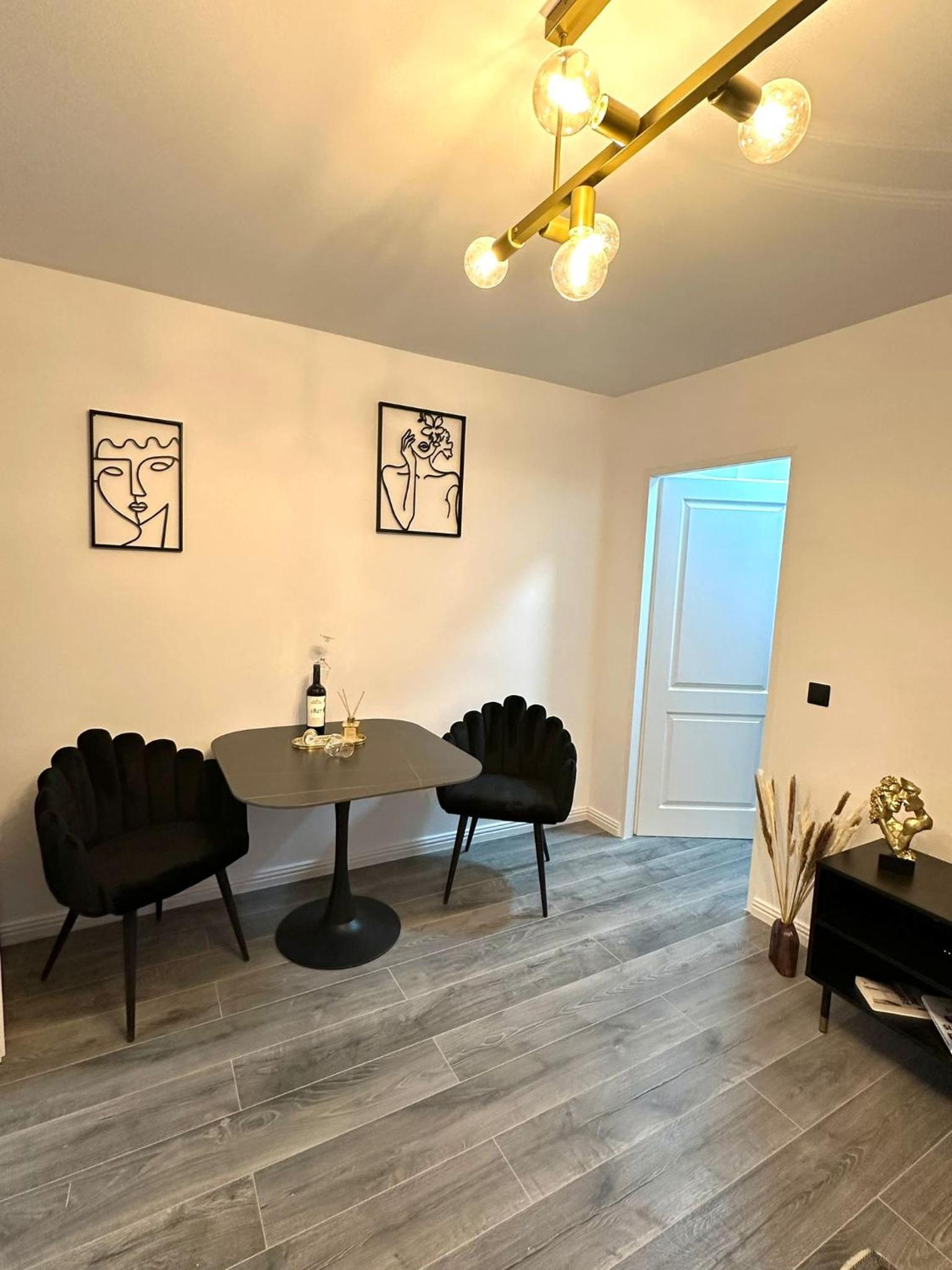 Evelyn Apartment