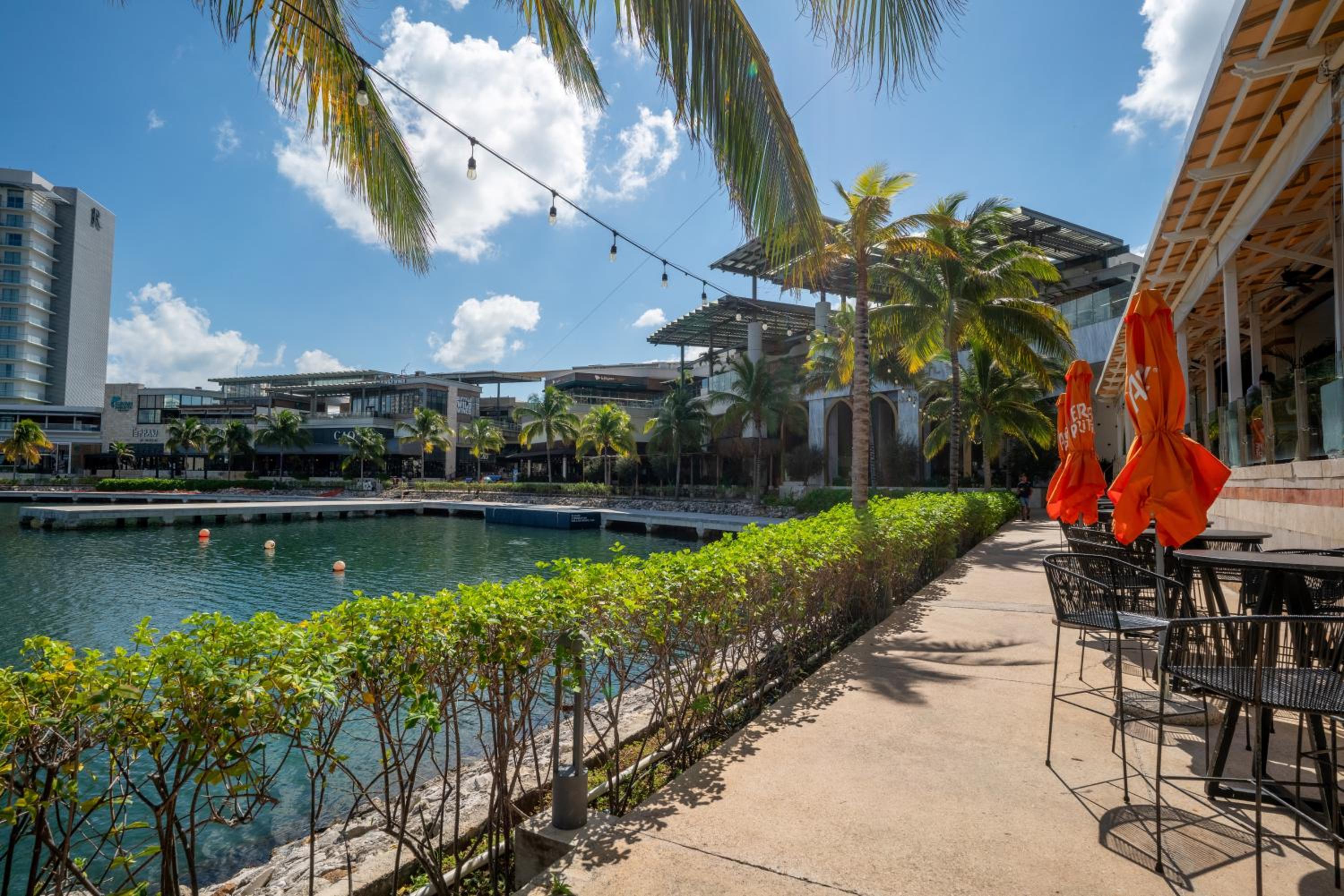 3BR Luxury Oceanfront Apt w Pool, Gym & Views