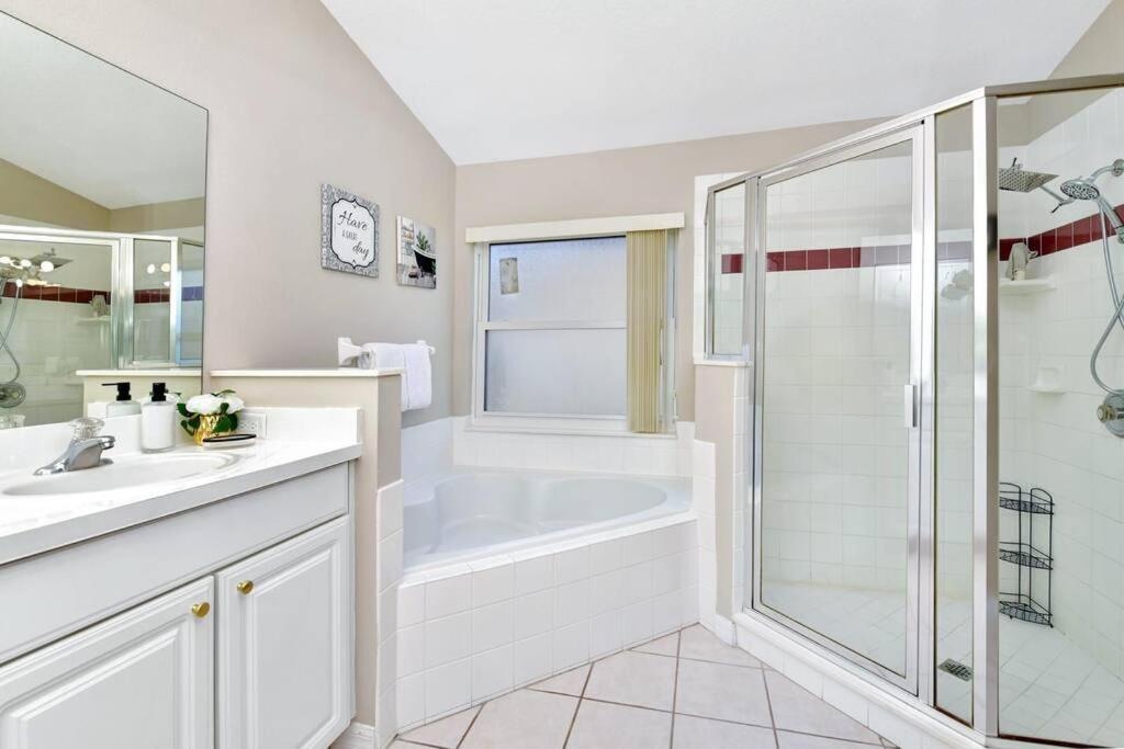 Lakeview Luxury Oasis view 4