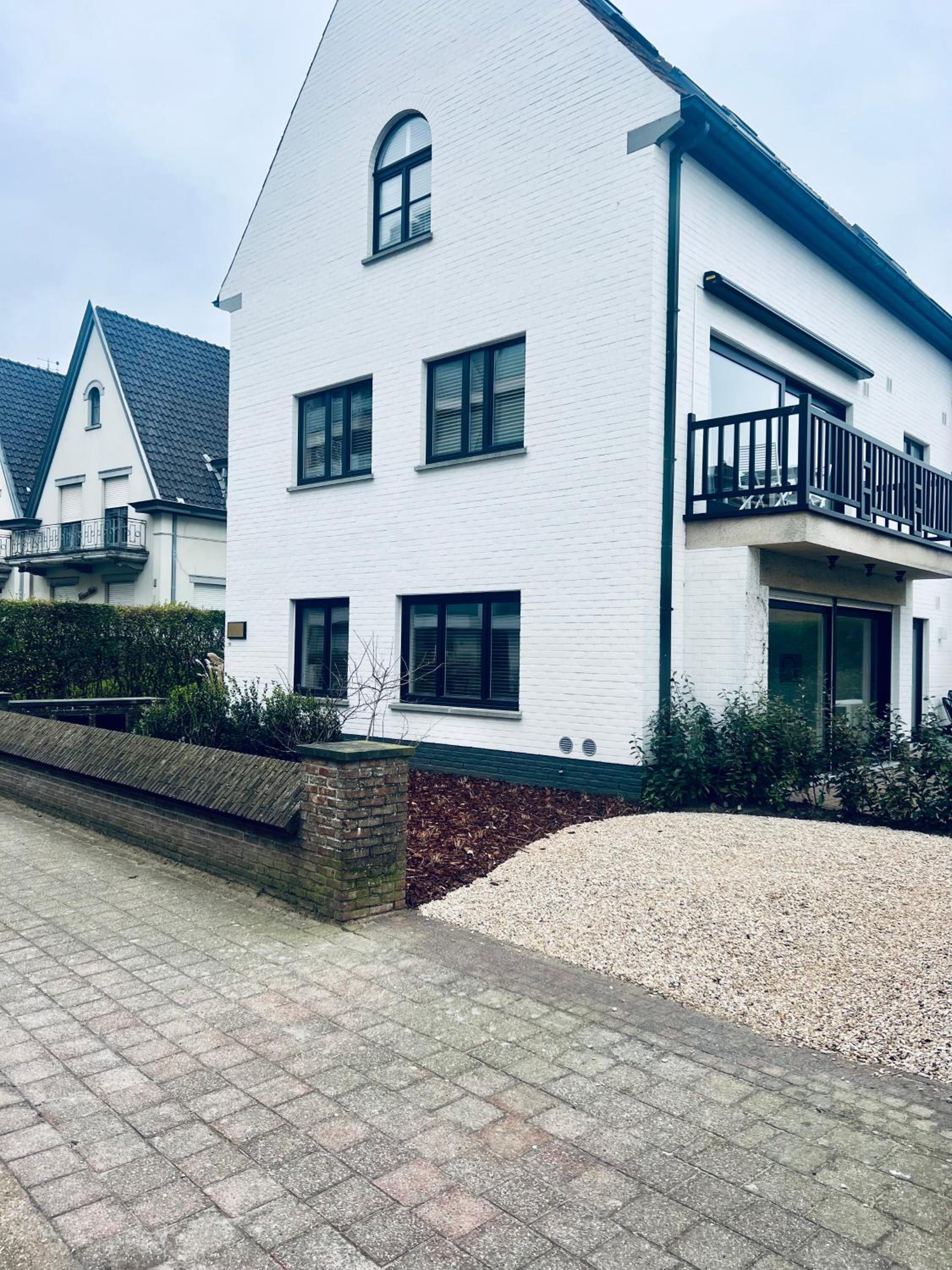 Gelijkvloers appartement met prive parking