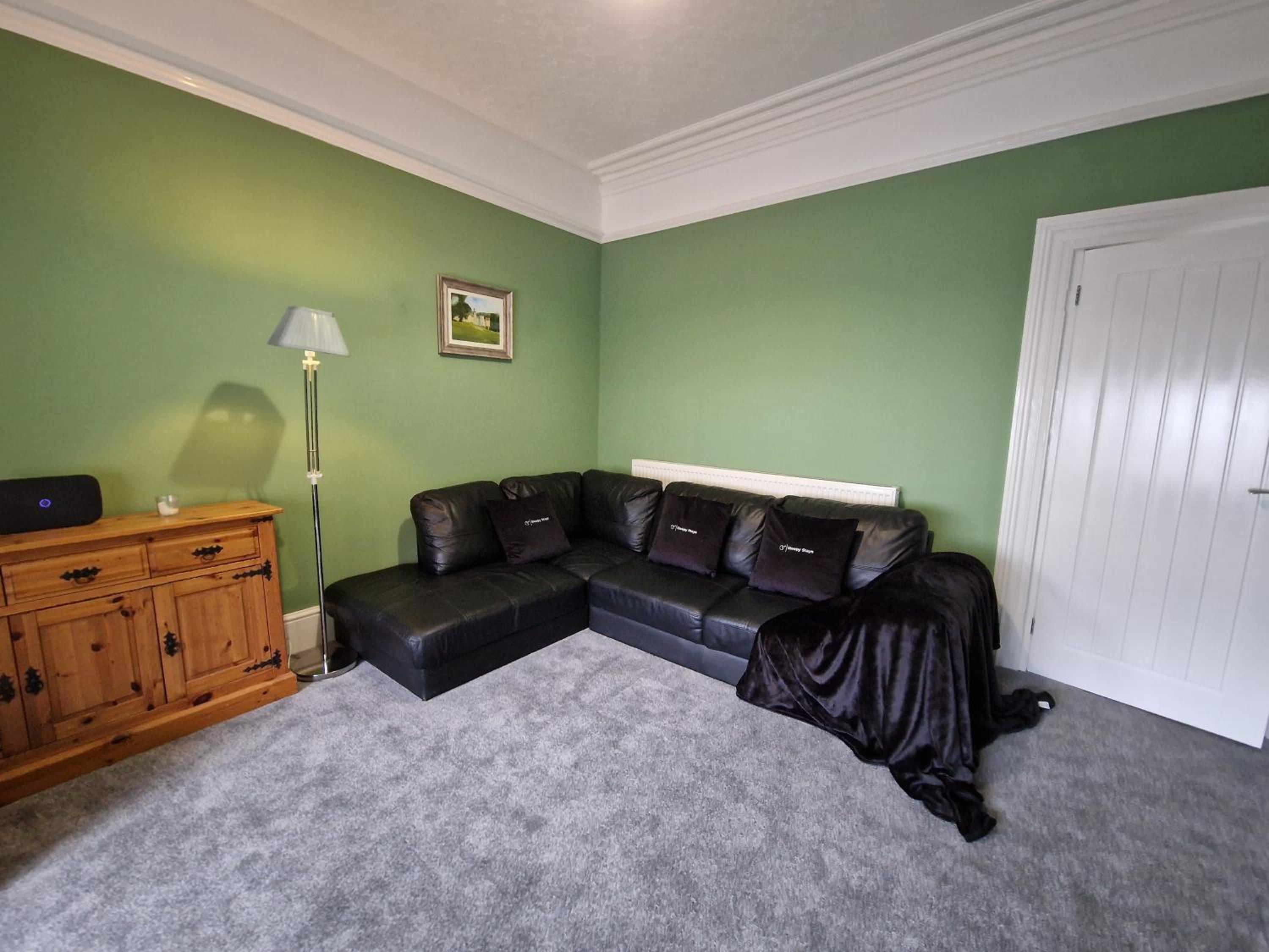 5 Bedroom modern home with parking. Near Brecon Beacons & Bike Park Wales view 4