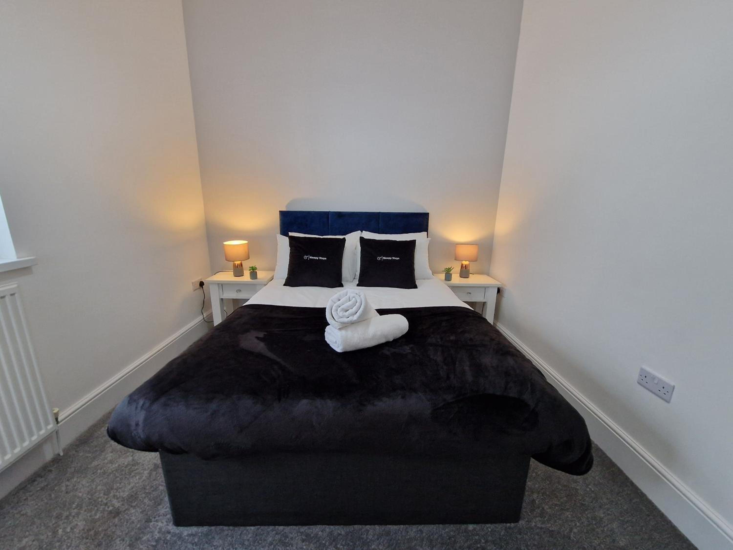 5 Bedroom modern home with parking. Near Brecon Beacons & Bike Park Wales view 5
