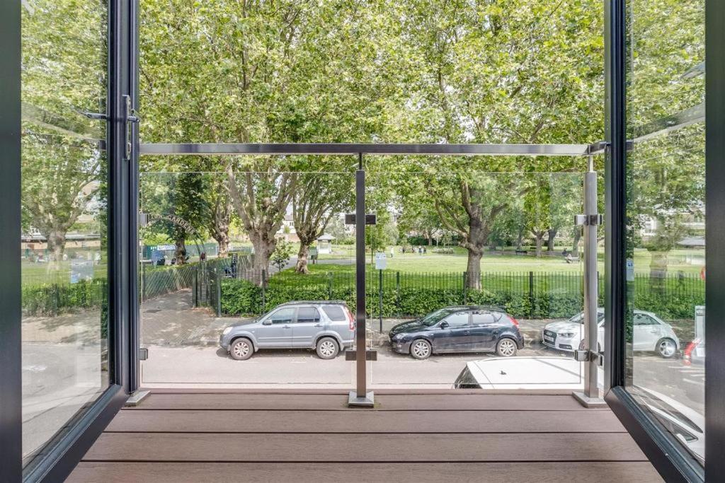 2 Bed 2 Bath Balcony View Wimbledon Tennis