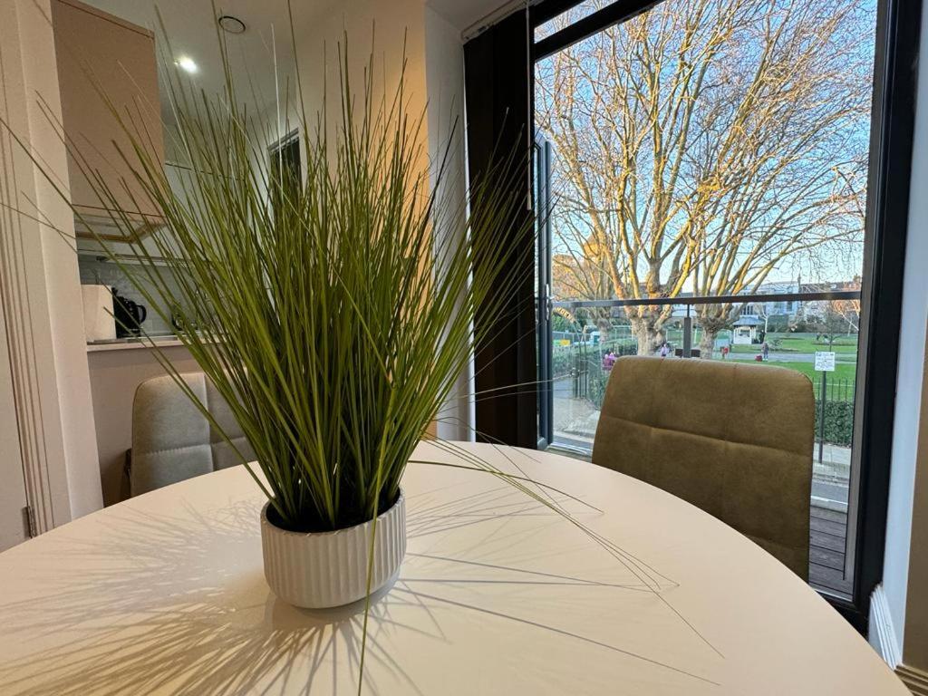 2 Bed 2 Bath Balcony View Wimbledon Tennis